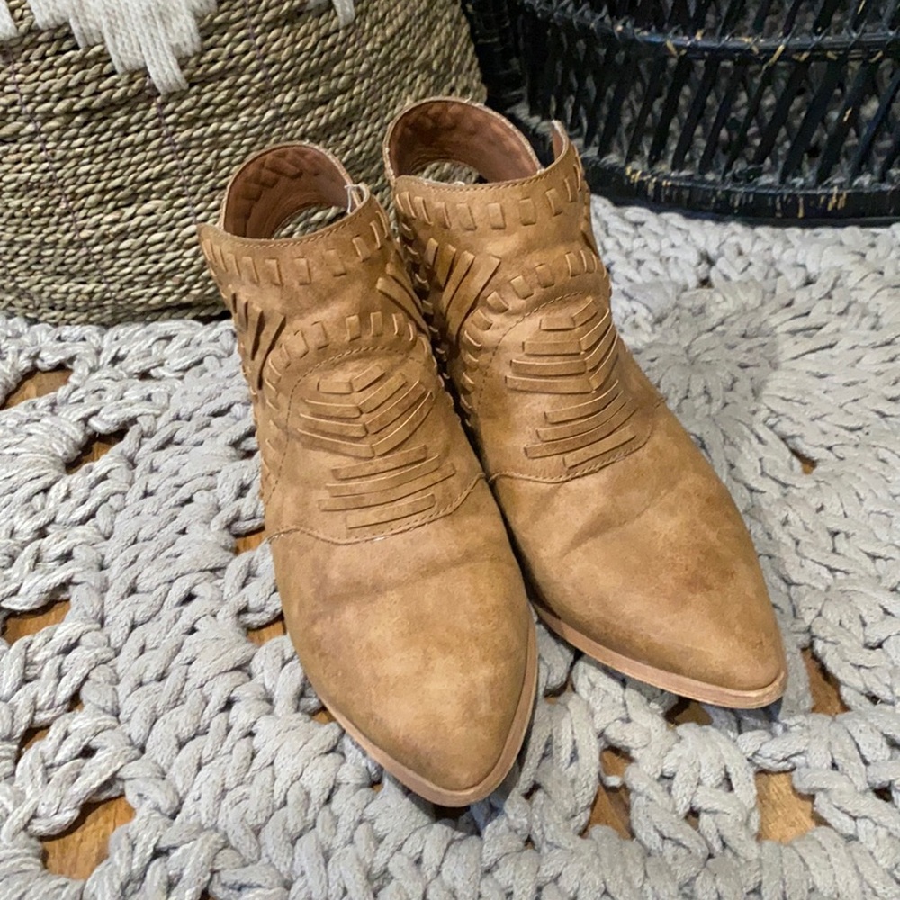Camel booties